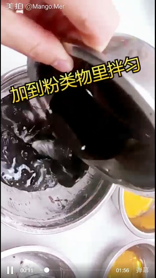 巧克力裸蛋糕
,把融化的牛奶巧克力加入到粉类里