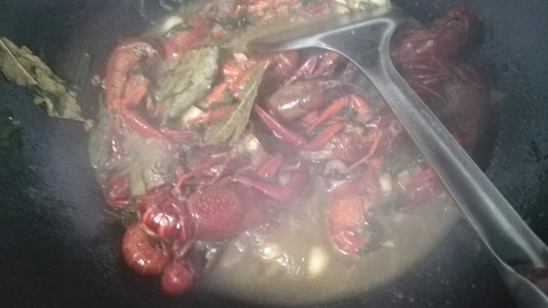 香辣龙虾,先放油!放入大蒜,生姜。八角。茴香。辣椒。香叶。爆炒一下闻到香味。