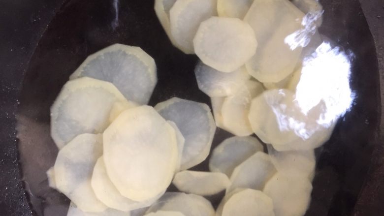 麻辣土豆片,讲土豆片放入开水中煮约一分钟左右 脆一点大火煮四十秒左右就可以了 沥水备用