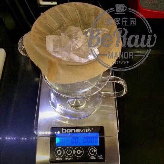 高手都很难驾驭的冰火手冲咖啡,预先用热水冲洗滤纸、滤杯后,将5块<a style='color:red;display:inline-block;' href='/shicai/ 12035'>冰块</a>放入滤杯中,建议使用蛋糕杯。
