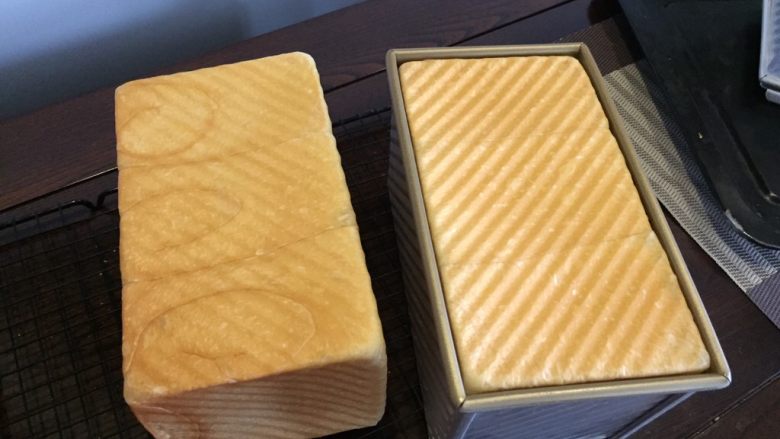 烫种牛奶吐司,烘烤结束,脱膜至晾网架上散热.