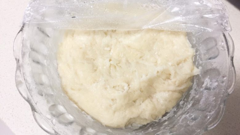 烫种牛奶吐司,制作烫种:高筋粉加入滚开水用刮刀翻拌均匀即可,放凉后盖保鲜膜备用(我一般头天晚上做好放冰箱第二天用)。