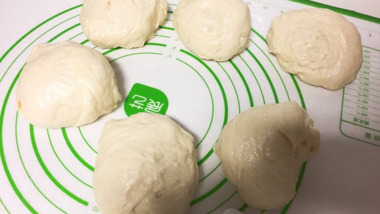 烫种牛奶吐司,面团从面包桶内取出排气,分成六个均匀的等份,我是用电子称称的,每个小面团160克。