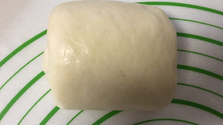 烫种牛奶吐司,卷成圆筒状。