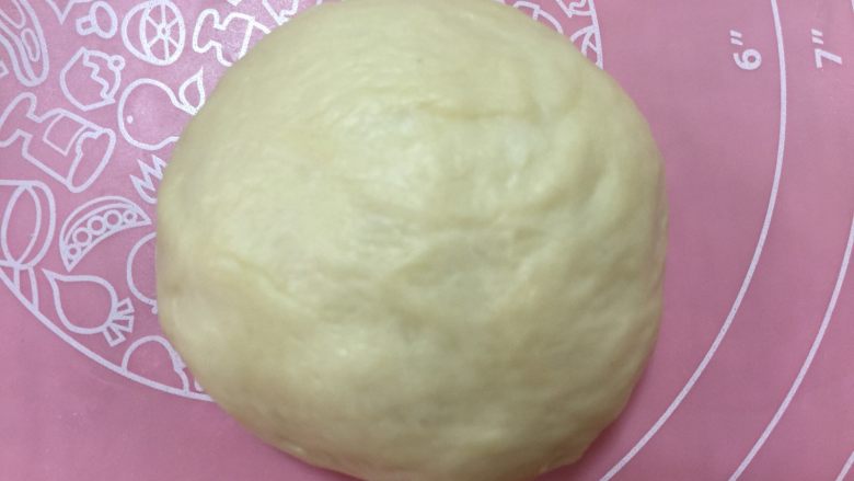致高考——书形记忆面包,选择揉面程序,将发好的面团再揉15分钟,将揉好的面团取出50克留着做书脊,剩余的面团均分两份儿。
