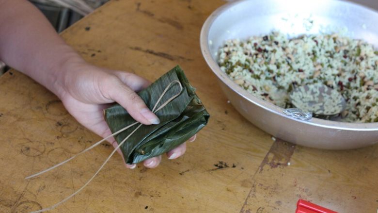 广式香菇花肉粽子（超详细，两种办法）,（三角形粽子）取一水草，在10-15cm处往回折一下，像一个不规则n形（看图）