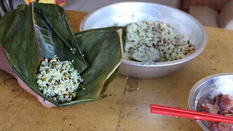 广式香菇花肉粽子（超详细，两种办法）,（三角形粽子）最后放一勺糯米豆子，盖住五花肉和香菇