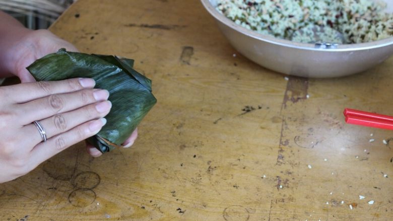 广式香菇花肉粽子（超详细，两种办法）,（三角形粽子）最后到右边的粽叶往中间叠