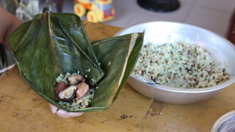 广式香菇花肉粽子（超详细，两种办法）,（三角形粽子）再放一块五花肉和1-2块香菇