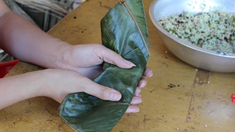 广式香菇花肉粽子（超详细，两种办法）,（三角形粽子）再到前面的粽叶往中间叠