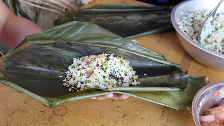 广式香菇花肉粽子（超详细，两种办法）,（长形粽子）最后放一勺糯米豆子，盖住五花肉和花菇