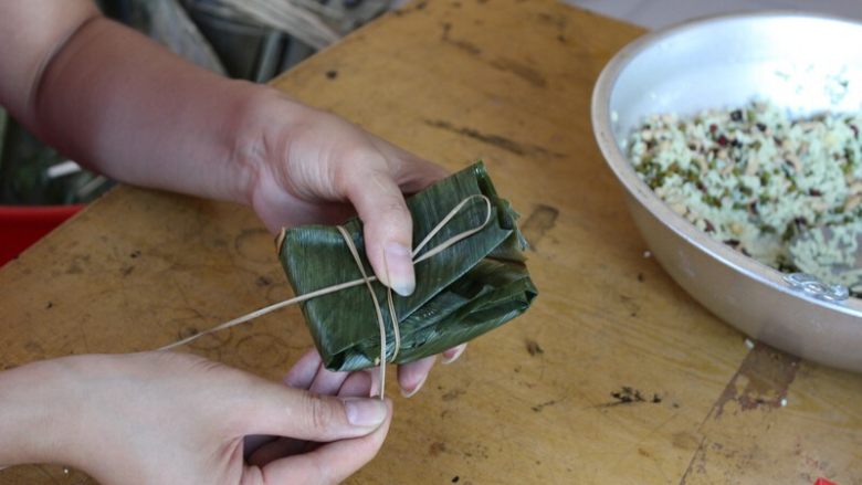 广式香菇花肉粽子（超详细，两种办法）,（三角形粽子）取水草长的一端开始绕，直至绕过整个粽子