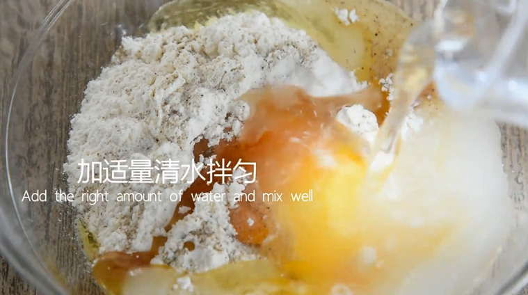 端午节除了吃粽子以外,就爱吃这道面扇子!,加入适量清水拌匀