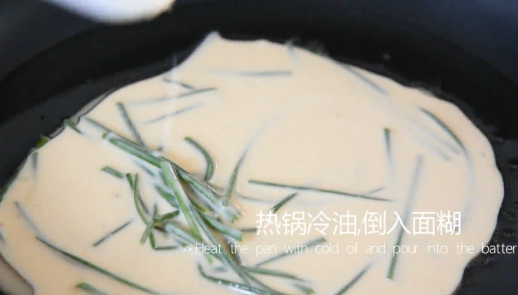 端午节除了吃粽子以外,就爱吃这道面扇子!,热锅冷油,倒入面糊
