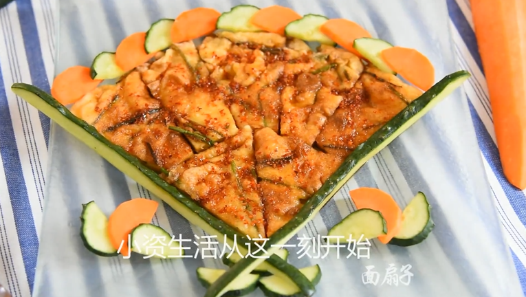 端午节除了吃粽子以外,就爱吃这道面扇子!,摆成扇子造型后,淋上酱汁即可