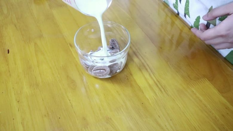 真正有巧克力的巧克力曲奇,<a style='color:red;display:inline-block;' href='/shicai/ 8197'>淡奶油</a>加热至微沸,倒入巧克力中