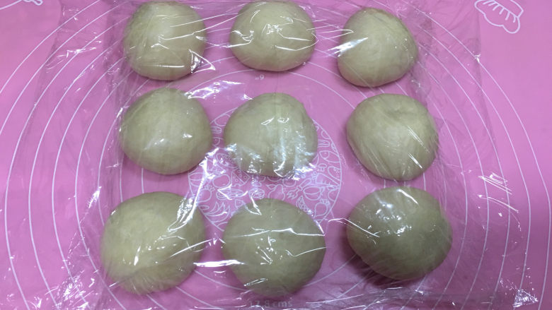 淡奶油辫子面包,将发好的面团取出,进行排气,然后分成9份,揉圆后盖保鲜膜醒发10分钟。