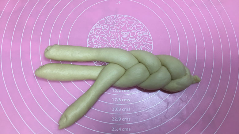 淡奶油辫子面包,接着从右侧开始编,编好后把收口入捏紧。
