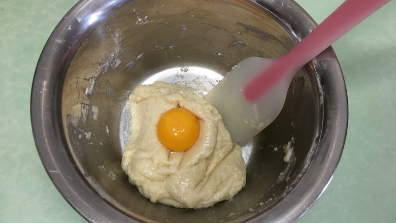 8寸原味戚风蛋糕,分3次加入蛋黄,每加入一次混合均匀后再加入下一次蛋黄。