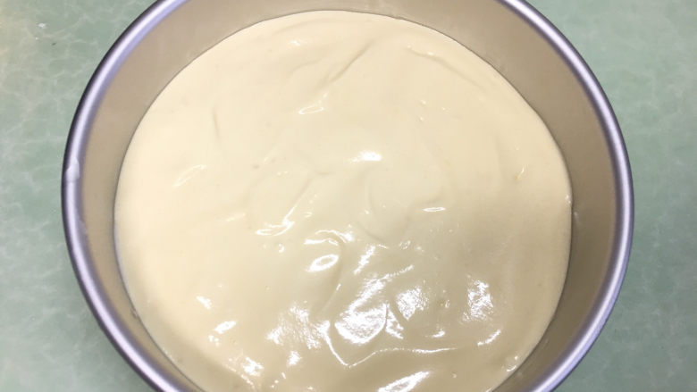 8寸原味戚风蛋糕,将混合好的蛋糕糊倒入模具中,抹平表面后轻震几下。