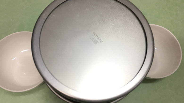 8寸原味戚风蛋糕,烘烤结束后取出,轻摔几下模具后立即倒扣。