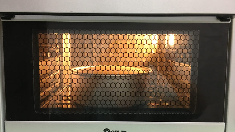 8寸原味戚风蛋糕,放入提前预热的烤箱中进行烘烤,时间为65-70分钟。