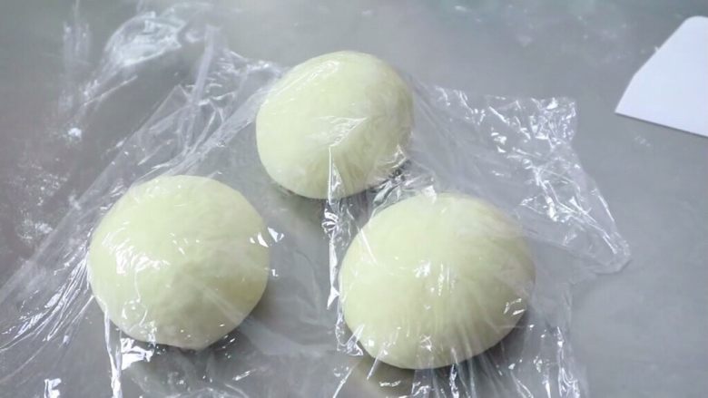 网红紫米红豆奶酪吐司,将面团排气,平均分成三份,醒发20分钟