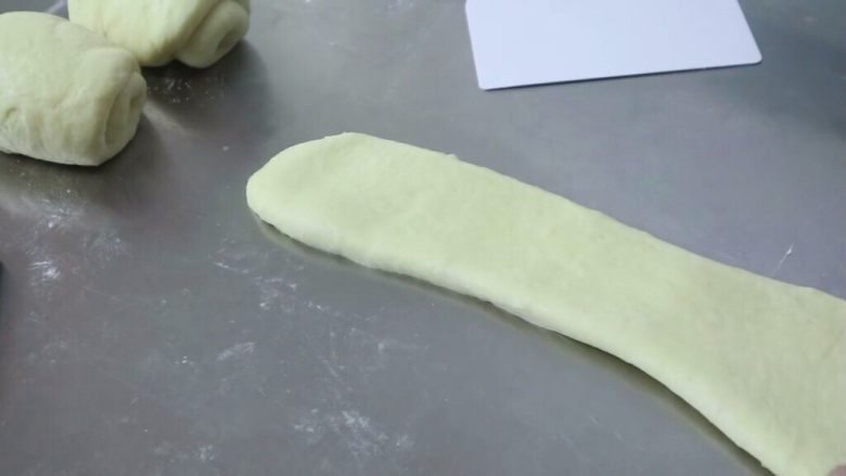 网红紫米红豆奶酪吐司,醒发好后再次擀长,再卷起