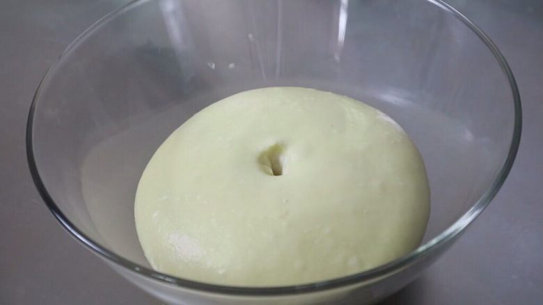 网红紫米红豆奶酪吐司,发酵至面团两倍大,戳一个洞,既不回缩也不塌陷