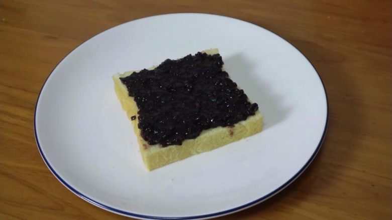 网红紫米红豆奶酪吐司,烤好的吐司切片,抹上一层紫米红豆馅儿