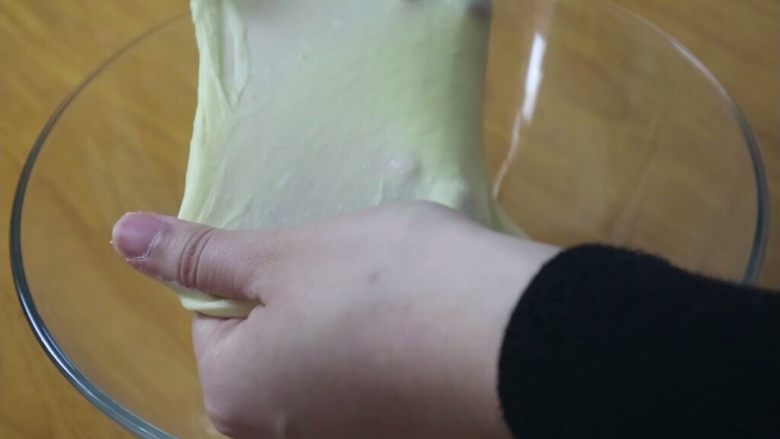 网红紫米红豆奶酪吐司,面团揉至完全阶段,能拉出薄膜