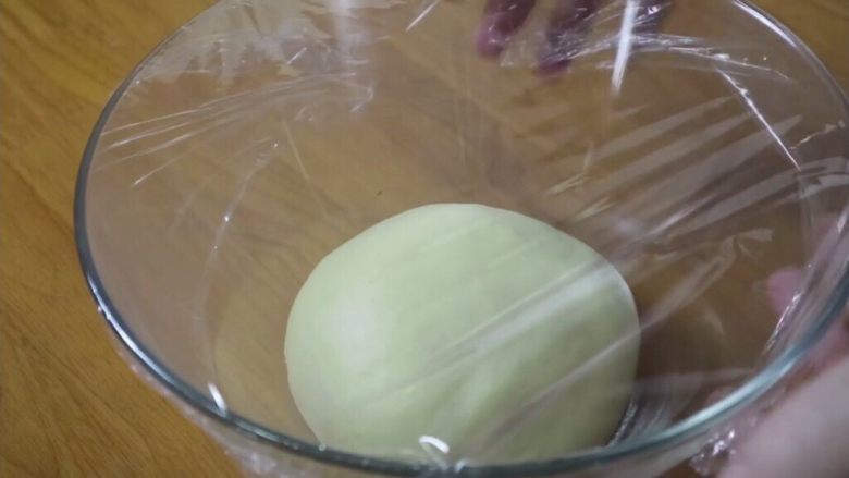 网红紫米红豆奶酪吐司,盖上保鲜膜,室温发酵