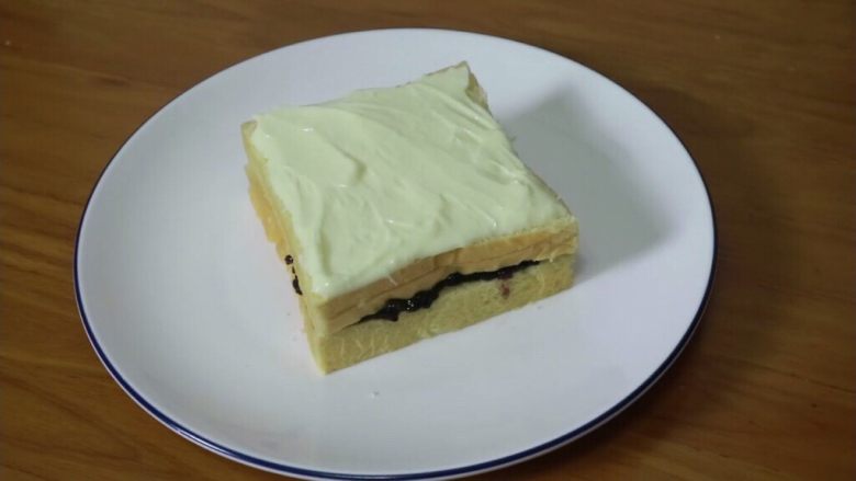 网红紫米红豆奶酪吐司,再抹一层奶油奶酪馅儿,再盖上一片吐司