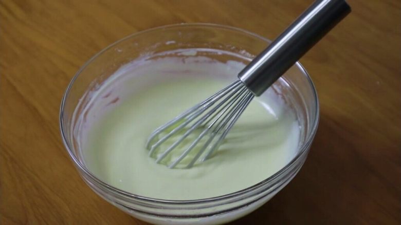 网红紫米红豆奶酪吐司,用打蛋器搅打至顺滑状态,然后放进冰箱冷藏,使质地稍微凝固一点