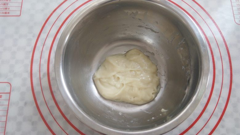 冰淇淋小蛋糕,十字切拌手法拌匀,不要画圈搅拌,容易起筋