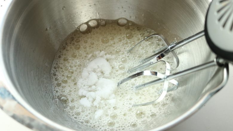 肉松小贝,蛋白加入一点点盐和几滴柠檬汁,打发到粗泡状态。