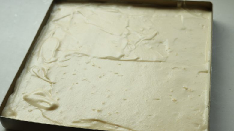 肉松小贝,蛋糕糊装入烤盘,用刮刀刮平表面。