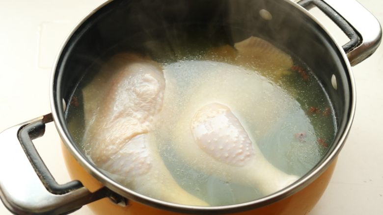 香辣口水鸡,鸡腿放进去煮15分钟,再焖5分钟。