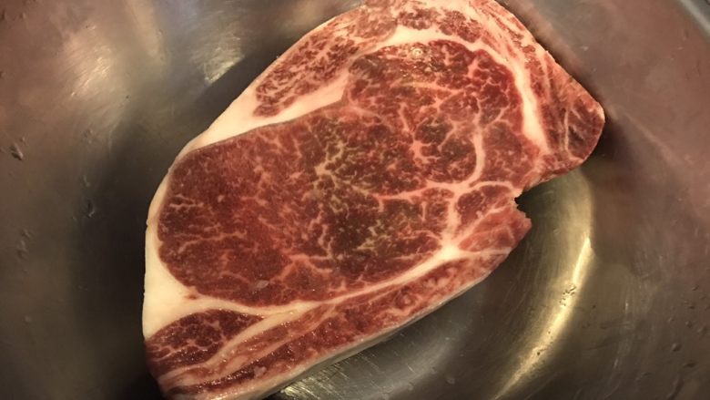 牛肉串(热量低),先将牛排洗净