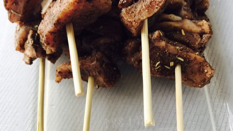 牛肉串(热量低), 先每几块,串成一串,在拿到冰箱里冷藏2小时,再拿出来撒一点<a style='color:red;display:inline-block;' href='/shicai/ 12043'>花椒粉</a>