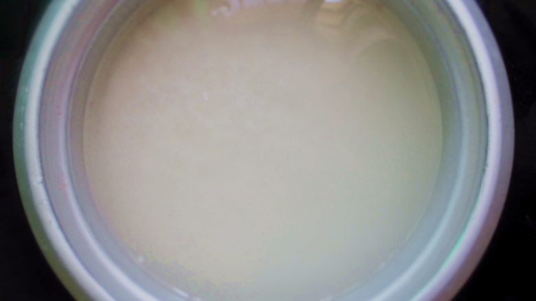 烤肉味粽子,糯米洗净,用温水浸泡3-4小时,米和水的比例为一比二。这样泡出来的糯米,做成粽子有光泽,口感黏度适中,精而不烂。