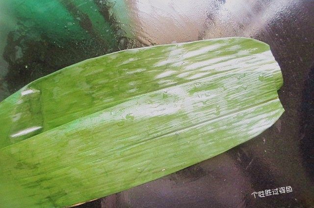 烤肉味粽子,放入锅里煮透,一般煮半个小时左右即可。煮过的<a style='color:red;display:inline-block;' href='/shicai/ 211314'>粽叶</a>包起来不易破。