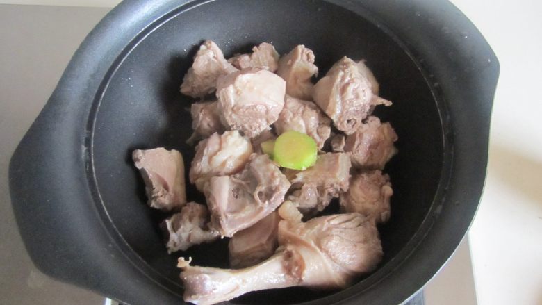 啤酒鸭,烧热锅， 放少许油， 下入焯过的鸭肉翻炒；