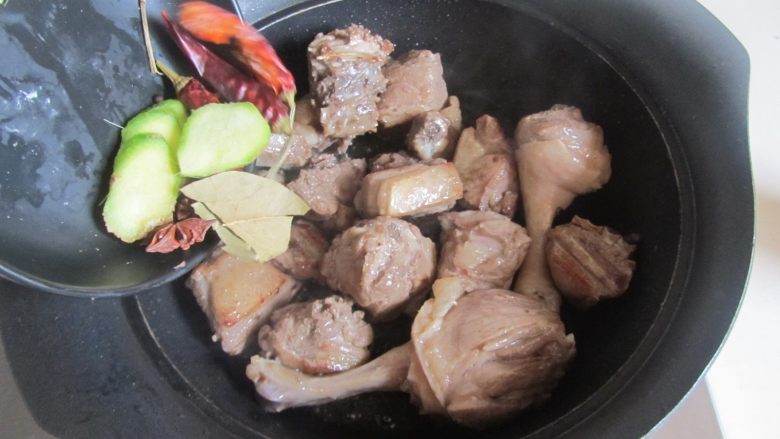 啤酒鸭,将鸭肉表面的油脂翻炒出来，炒得表面微微发黄时加入姜片和大料继续翻炒；