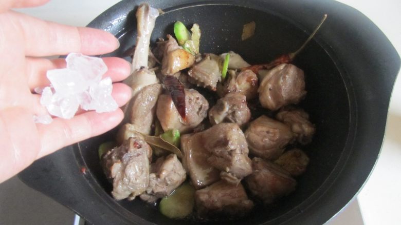 啤酒鸭,翻炒几下后加入<a style='color:red;display:inline-block;' href='/shicai/ 866'>冰糖</a>；