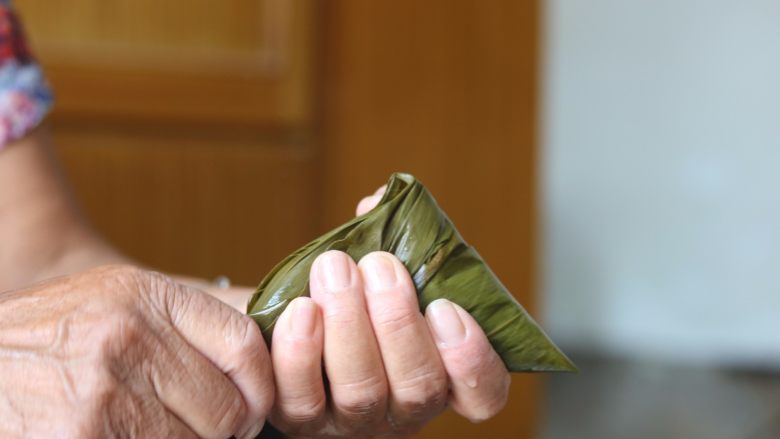 红枣粽,13.沿着4角把剩余的全部折完