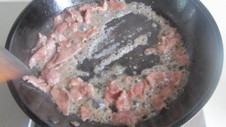 苦瓜炒牛肉,将牛肉滑炒至变色后捞出;