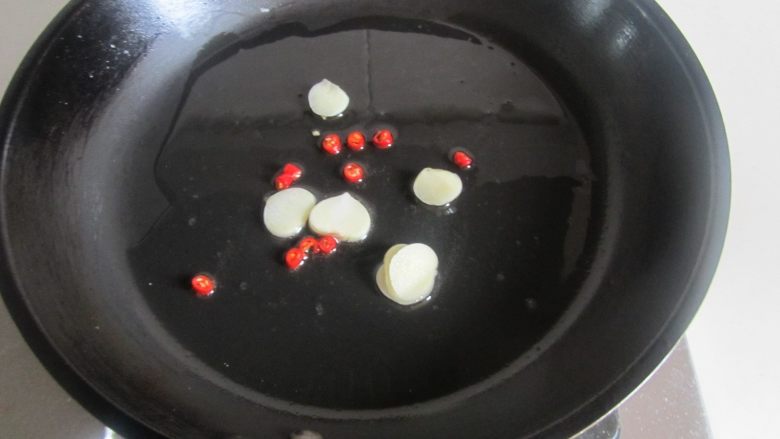 苦瓜炒牛肉,热锅凉油, 放入蒜末和<a style='color:red;display:inline-block;' href='/shicai/ 86663'>红辣椒</a>进去煸炒;