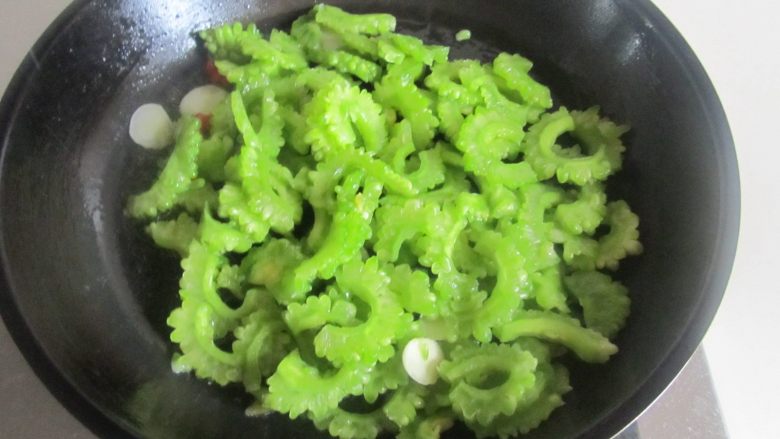 苦瓜炒牛肉,将腌制好的苦瓜挤去汁,蒜片爆香后加入苦瓜进去翻炒;