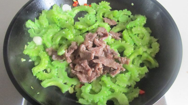 苦瓜炒牛肉,翻炒几下后加入刚炒好的牛肉片;
